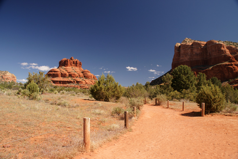Bell Rock Pathway - Approaching Bell Rock and Courthouse Butte