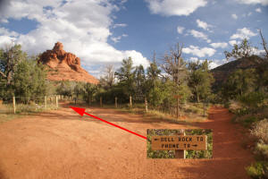 Bell Rock Trail -- Traihead from northern parking lot.